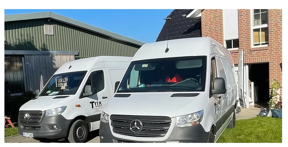 Zwei Trix Transport Mercedes Sprinter Transporter